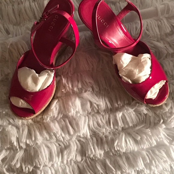 A pair of Gucci Sandals - Picture 3 of 6